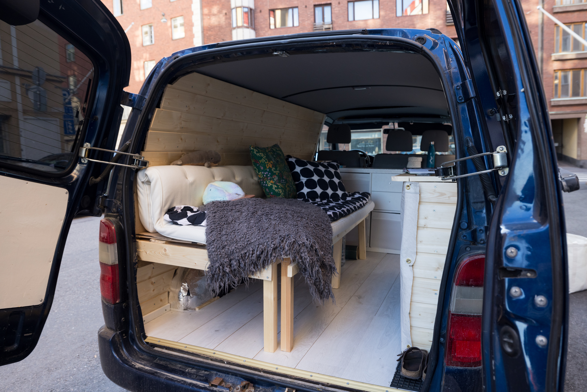 pieni retkeilyauto toyota hiace